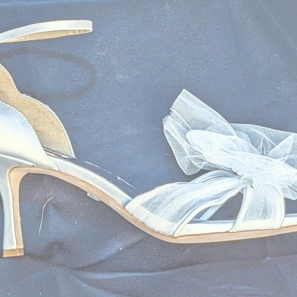 BADGLEY MISCHKA Terris mid heel White Satin tulle bow ankle strap shoes. Size 11 - Picture 2 of 6